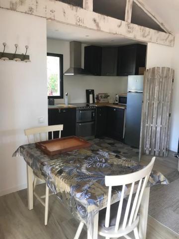 La Brindille Petit Mas Provencal Meuble De Tourisme 3 Etoiles 2-3 Personnes 1 Piece 30 M2 Confort Lisiere Foret Jardin Jacuzzi Piscine