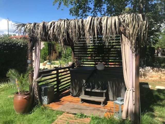 La Brindille Petit Mas Provencal Meuble De Tourisme 3 Etoiles 2-3 Personnes 1 Piece 30 M2 Confort Lisiere Foret Jardin Jacuzzi Piscine Villa Saint-Paul-en-Forêt